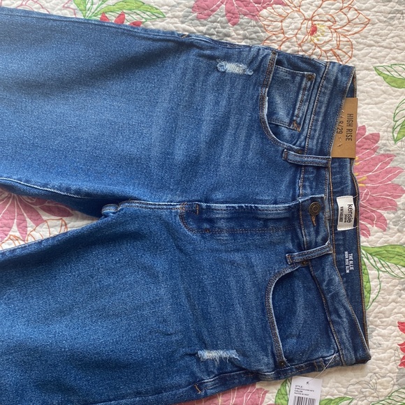 Straight leg skinny jeans slightly distressed look - Picture 2 of 3